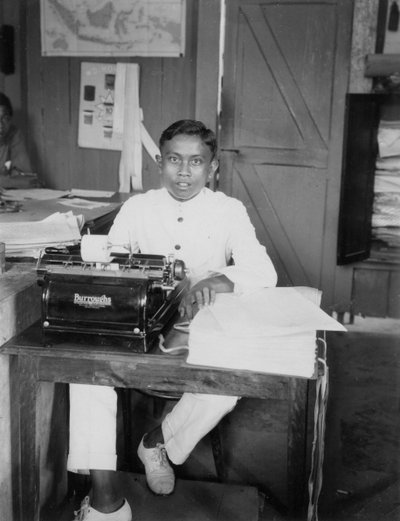 タイプライター、インドネシア、20世紀に座っている若い男 作： Unbekannt