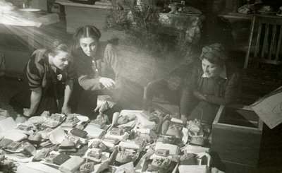 1943年にソビエト連邦赤軍へのプレゼントを準備しているモスクワアートシアターの女優 作： Unbekannt