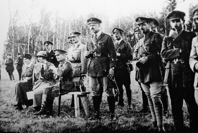 1918年、ロシアの東部戦線でイギリス将校と一緒に座っていたアレクサンドルコルチャック提督 作： Unbekannt