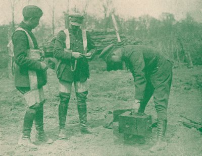 上昇する前にパラシュートハーネスを固定する航空写真家、c1917 1919 作： Unbekannt