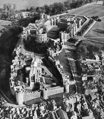1935年、フォアグラウンドにセントジョージズチャペルが見えるウィンザー城の航空写真 作： Unbekannt