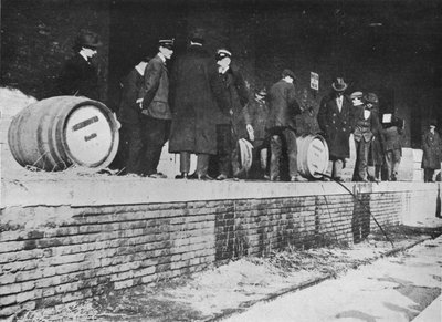 宣戦布告後：1915年にイタリアの税関でドイツのビールが暴走 作： Unbekannt