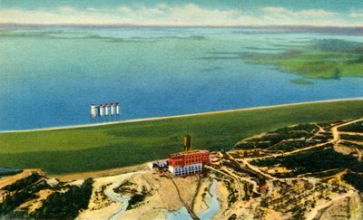 1942年、サウスカロライナ州マレー湖を示すサルーダダムの航空写真。 作： Unbekannt