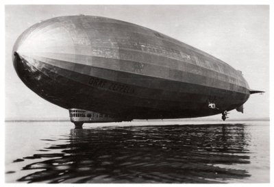 1933年ドイツ、ボーデン湖に着陸した飛行船LZ127グラフツェッペリン 作： Unbekannt