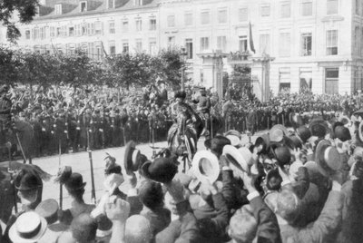1914年に議会に向かう途中のベルギーのアルバート1世 作： Unbekannt