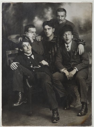 Alexey Kruchenykh、David Burlyuk、Vladimir Mayakovsky、Nikolai Burlyuk、Benedikt Livshits、1913 年。 作： Unbekannt