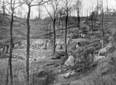 1918年4月23日、ベルギーのイープル近くのケンメル山にある連合軍の指揮所 作： Unbekannt