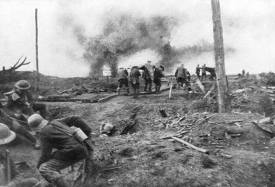 1917年10月30日、ベルギーのイープル近くのメニンロードにある連合軍とドイツの囚人 作： Unbekannt