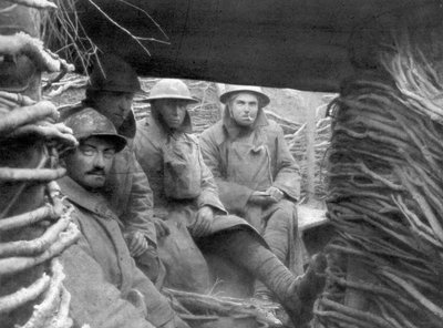 前部の塹壕にいるアメリカとフランスの軍隊、1917-1918 作： Unbekannt