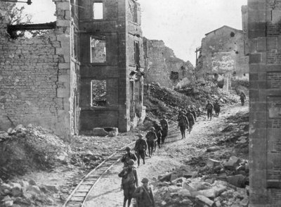 1918年フランス、ムーズ＝アルゴンヌ攻勢、ヴァレンヌの遺跡を通り抜けるアメリカ人兵士 作： Unbekannt