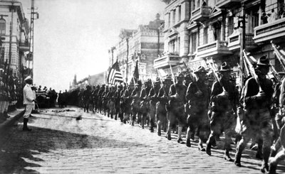 1918年、ロシアのウラジオストクで行進するアメリカ軍 作： Unbekannt