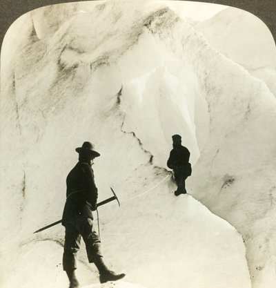 山と氷の割れ目の中で-ブリグスダル氷河の巨大なクレバス-ノルウェー、c1905。 作： Unbekannt