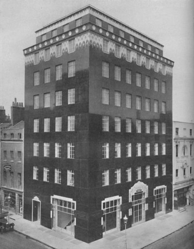 白のレースのような首輪、c1935で安心したロンドンのオールブラックの建物 作： Unbekannt
