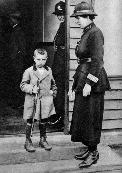 イーストエンドの子供と警官、ロンドン、1926-1927 作： Unbekannt