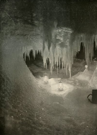 冬の氷の洞窟。ハリケーンランプの光、c1908、1909で撮影。 作： Unbekannt