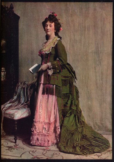 緑とピンクのシルクの午後のドレス。 1868年から1878年までの典型的なモード、c1913 作： Unbekannt