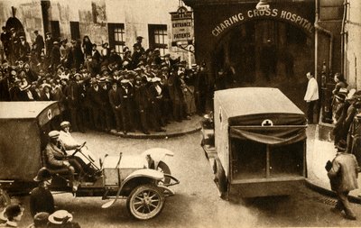 チャリングクロス病院に救急車を運転して犠牲者を出して...、ロンドン、1914年、1933年。 作： Unbekannt