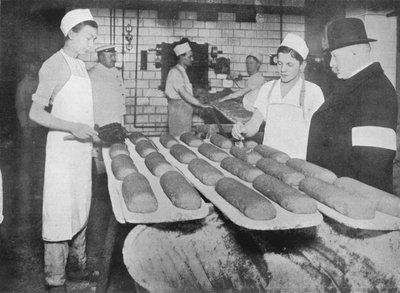 1915年にベルリンのベーカリーを訪れた検査官。 作： Unbekannt