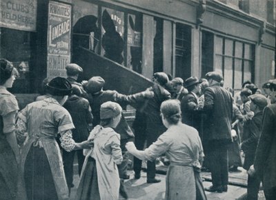 ロンドンで暴動を起こす反ドイツ人：ドイツの店の窓、c1914で割れる群衆 作： Unbekannt