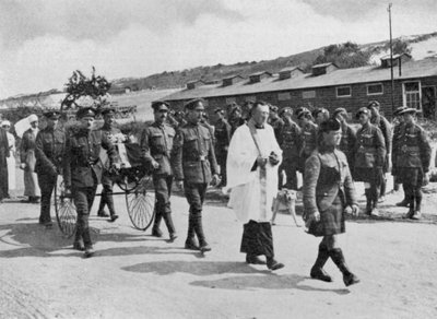 1918年、エタブルズ近くのイギリス軍基地を空襲で殺害された看護師の葬式を司法軍が担当 作： Unbekannt