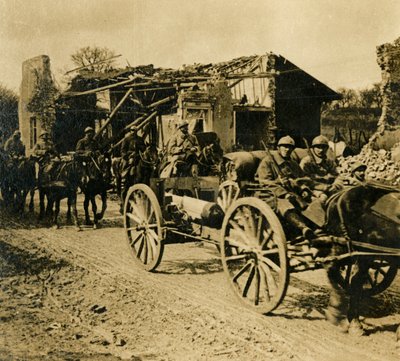 フランス北部のボーゼを通過する砲兵隊c1914-c1918 作： Unbekannt