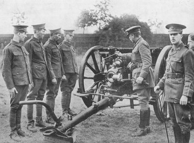 18ポンド砲のメカニズムを説明した砲兵の新兵、1915年 作： Unbekannt