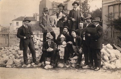 モンパルナスの「ラ・リューシュ」の前に立つアーティストたち（1914年）。 作： Unbekannt