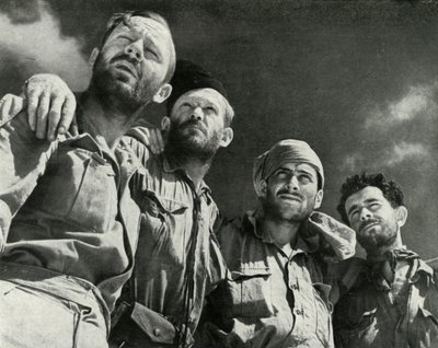 ドイツ人がアラメインに突き刺したとき、これらの4人の男性はイギリスの路線、c1942-1943、1945年に歩きました。 作： Unbekannt