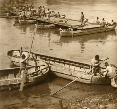 ポンツーンブリッジの組み立て、c1914-c1918 作： Unbekannt