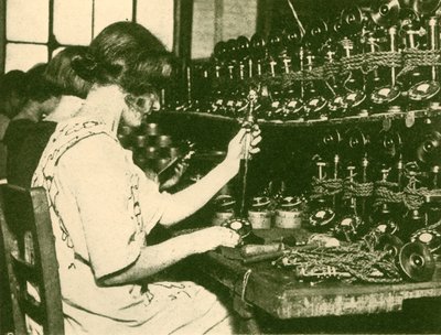 加入者への配布の準備が整った新しい自動電話の組み立て、c1930。 作： Unbekannt