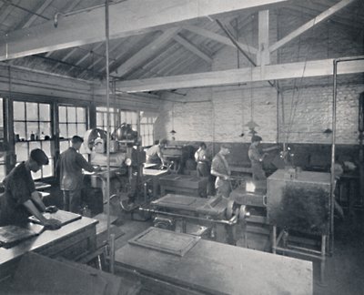 鋳造所で働いています。ページのワックス型を作る、1917 作： Unbekannt