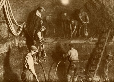 ニューマージートンネルで作業中、c1930。 作： Unbekannt