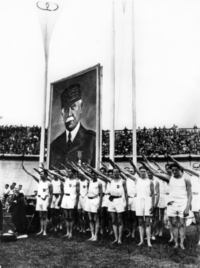 ファシストに敬礼を与える選手、パルクデプランス、パリ、1941年 作： Unbekannt