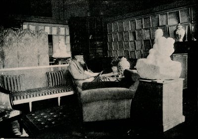 オーギュストロダン、彼の本のなかで77 Rue De Varenne、c1900 作： Unbekannt