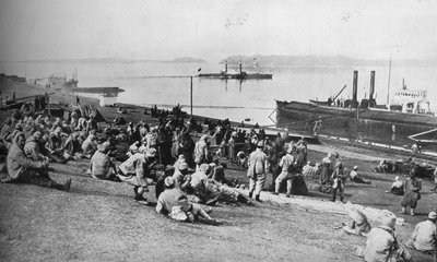 1915年、ドナウ川のほとりで正午に休んだセルビア人によって捕らえられたオーストリアの囚人。 作： Unbekannt