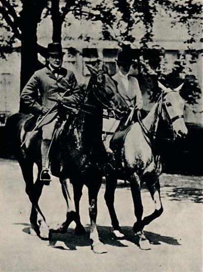 1916年、1945年にイギリスに戻った。 作： Unbekannt