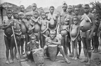 1902年に2人のウェールズ人女性がいるバンブーテピグミーグループ 作： Unbekannt