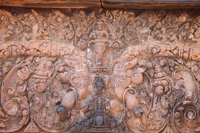 カンボジアのアンコール遺跡にあるバンテアイ・スレイ寺院。複雑な彫刻が施されている。カンボジア・シェムリアップ 作： Unbekannt