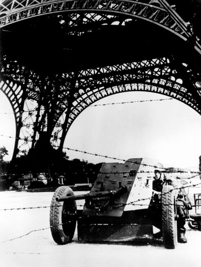1940〜1944年にドイツが占領したパリのエッフェル塔の下にある有刺鉄線と対戦車砲 作： Unbekannt