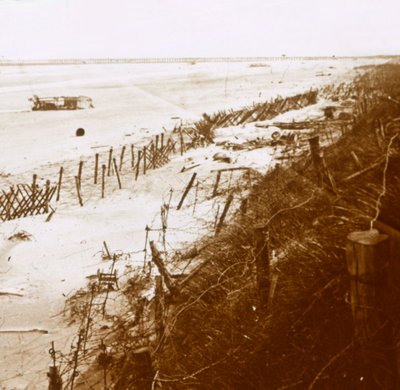 ビーチの有刺鉄線バリア、ニーウポールトバート、フランダース、ベルギー、c1914-c1918 作： Unbekannt