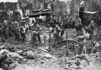 有刺鉄線の巻き取り、フランスのヴェルダンの防衛、第一次世界大戦、1916年、c1920年 作： Unbekannt