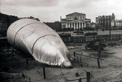 ボリショイ劇場、モスクワ、ソビエト連邦、1942年に弾幕バルーン 作： Unbekannt