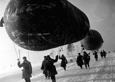 ソビエト連邦モスクワ、第二次世界大戦、1941年の近くの弾幕気球 作： Unbekannt
