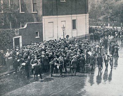 イギリスが戦争を宣言する前：1914年にロンドンのドイツ領事館の外で待機しているドイツ人予備軍 作： Unbekannt