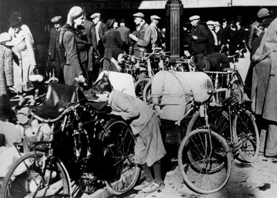 1940年7月、パリ北駅の外で自転車と所持品を持っているベルギーの難民 作： Unbekannt