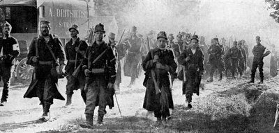 第一次世界大戦、1914年の戦闘現場に近づくベルギー軍 作： Unbekannt