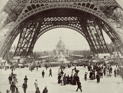エッフェル塔の下、パリ、1889年 作： Unbekannt
