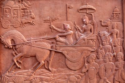 ヒンドゥー寺院に刻まれたバガヴァッド・ギーター : アルジュナの戦車を駆るクリシュナ ヴリンダヴァン・インデ 作： Unbekannt
