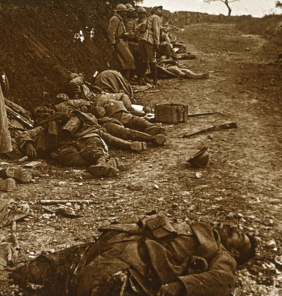 1918年、フランス北部のクールセルの占領後の遺体 作： Unbekannt
