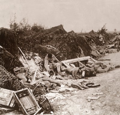 1918年6月、フランス北部、クールセルの占領後の遺体 作： Unbekannt